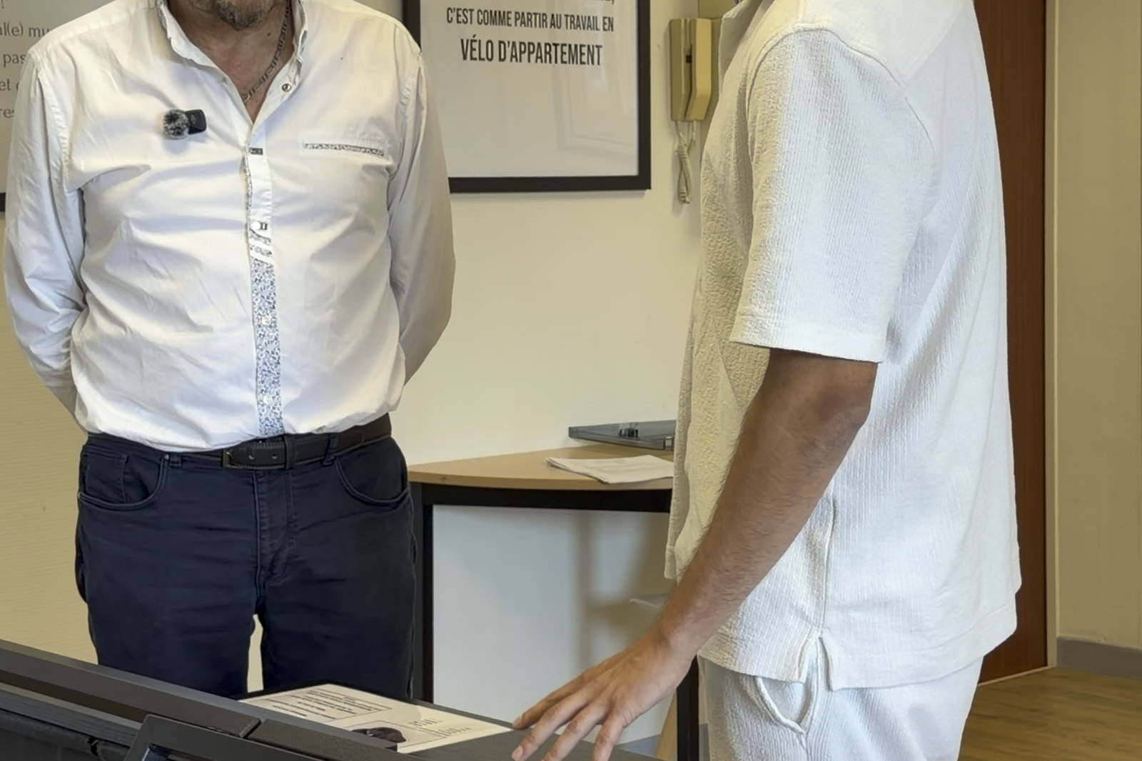 Mise en situation pendant un examen SKHUB : un apprenti travaille l’implantation et l’étiquetage devant un formateur
