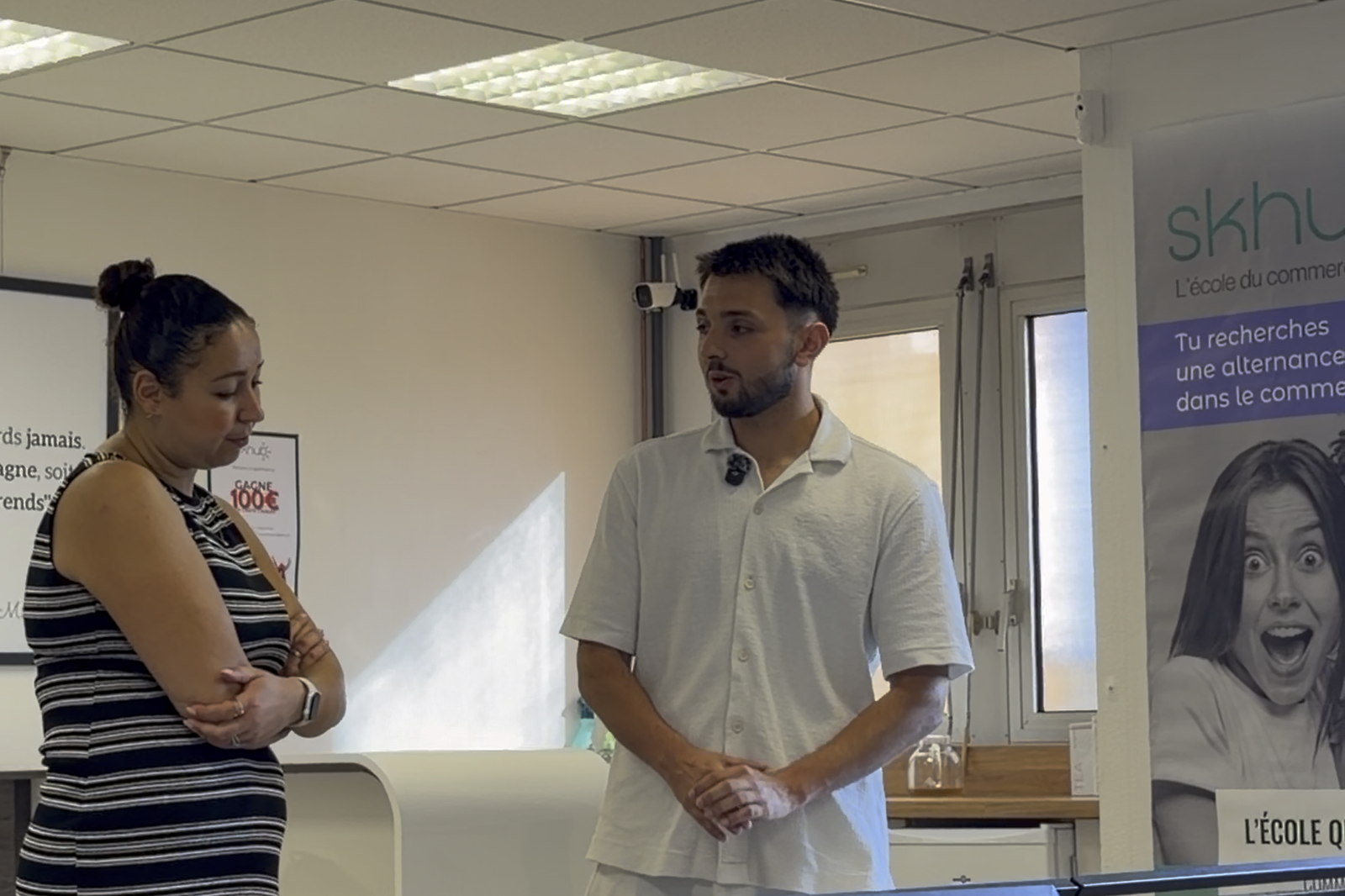 Un apprenti SKHUB présente son unité marchande devant un jury pendant son examen, au campus de Caen