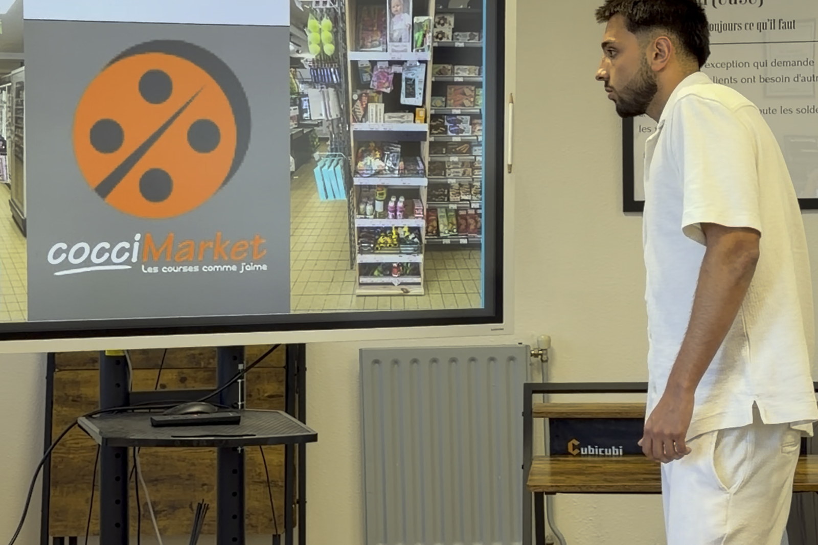 Florian présente les photos de son magasin CocciMarket pendant son examen au campus SKHUB de Caen