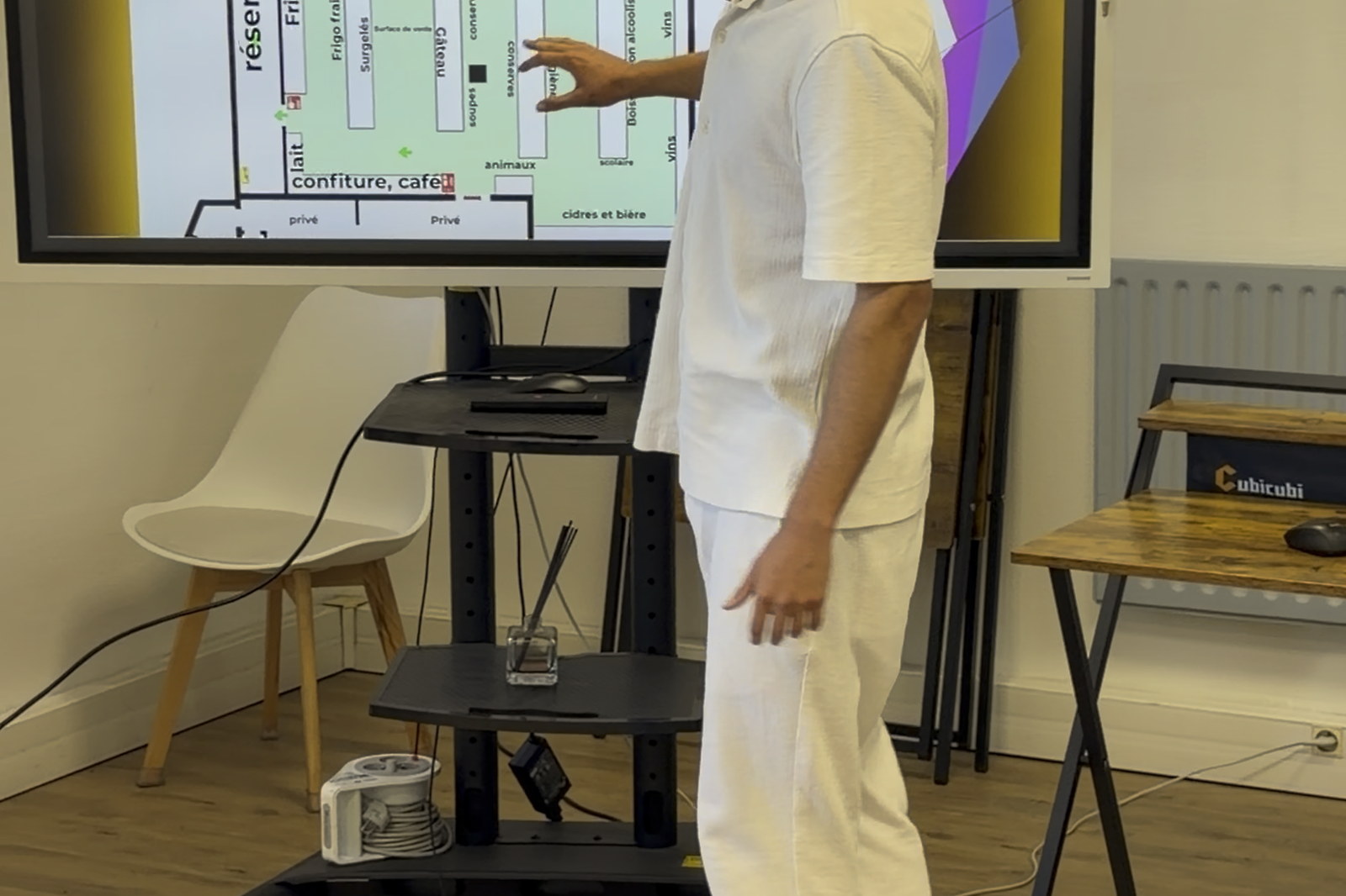 Florian montre le plan de masse de sa supérette pendant l&rsquo;oral de son titre Employé de vente polyvalent